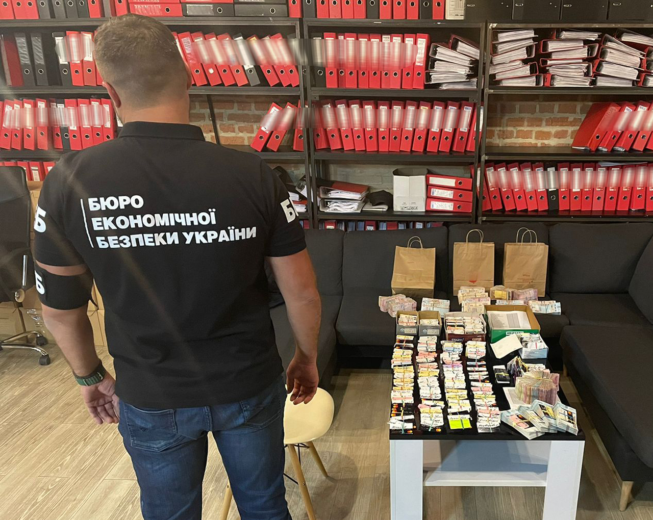 Зарплати в «конвертах» для 2 тисяч працівників: БЕБ викрило схему у ...