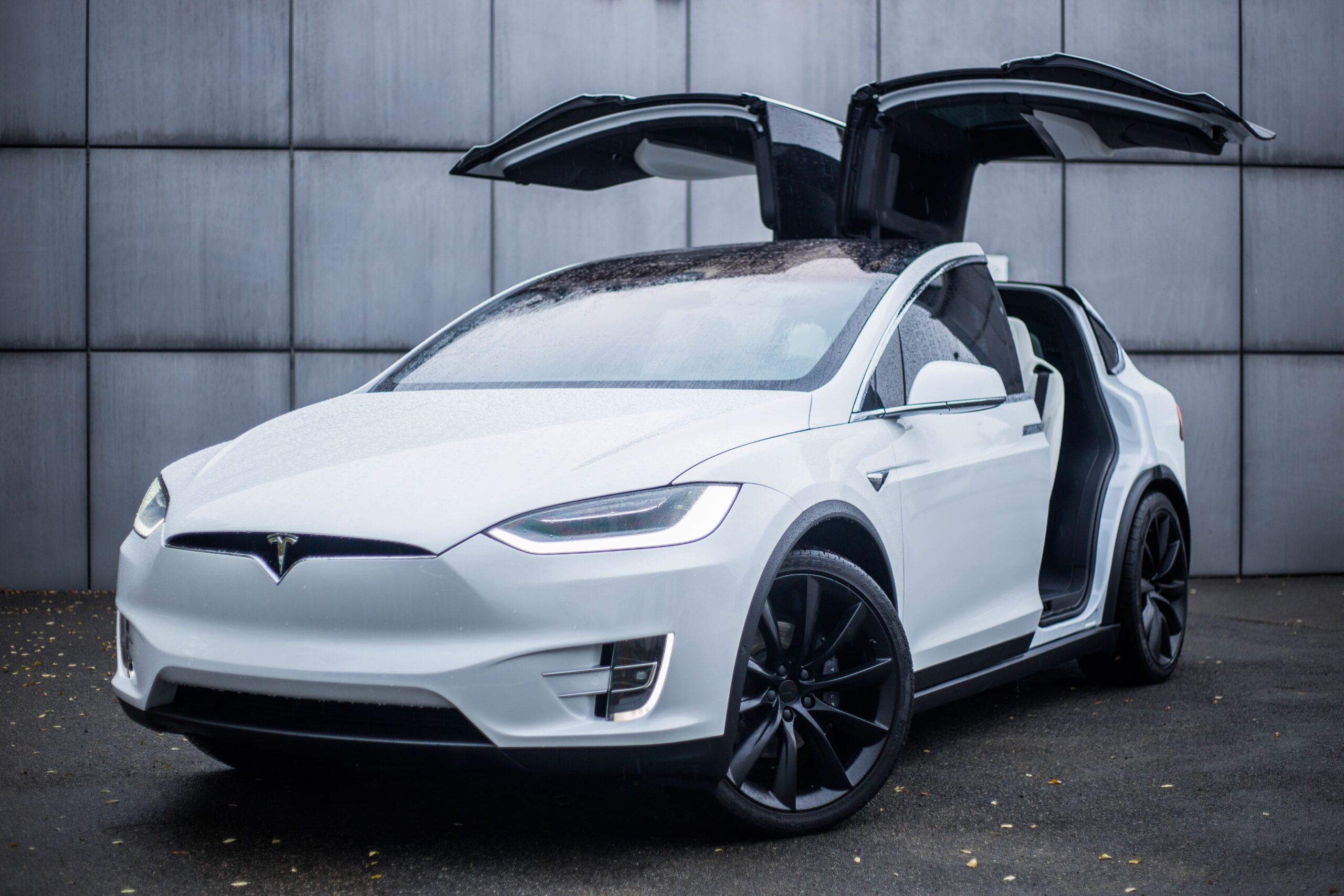 В Україні знизились ціни на вживані електромобілі Tesla: експерти ...