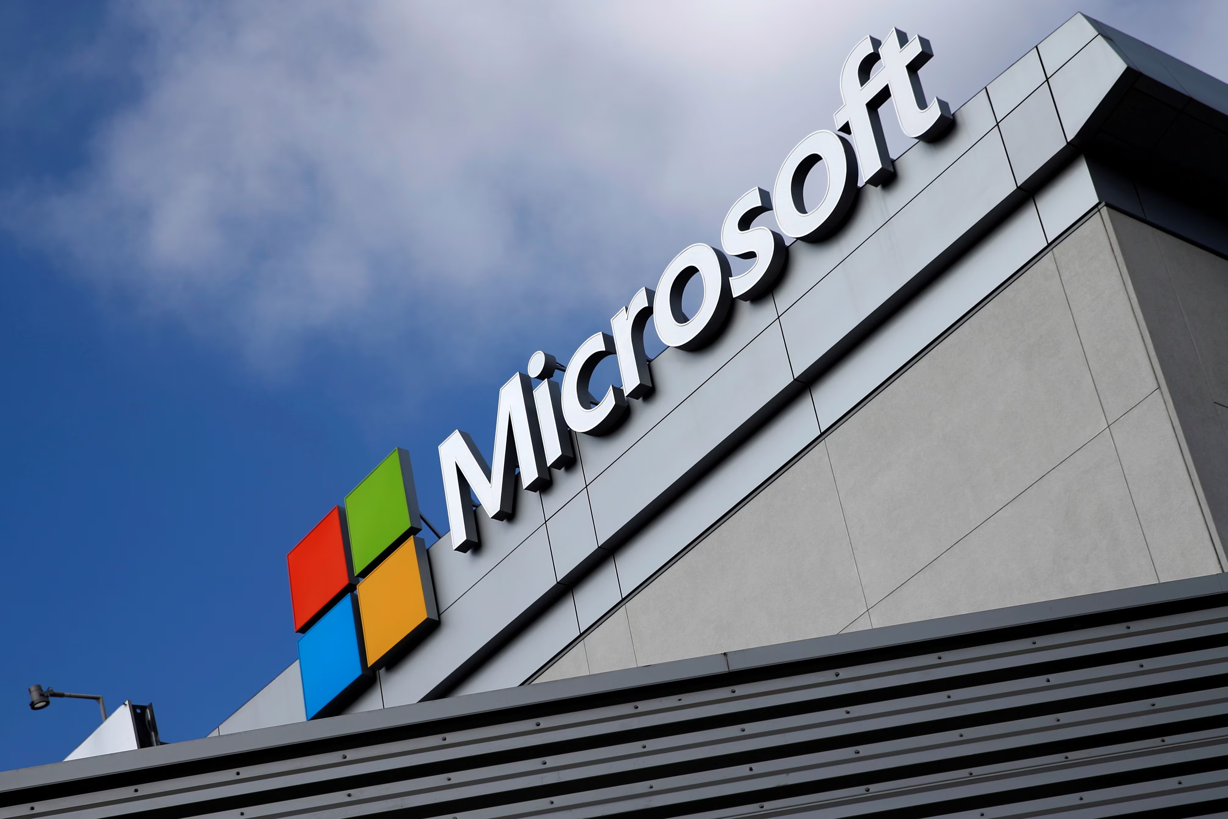 Microsoftは、独自のインフラストラクチャを開発するためにデータセンターのリースを拒否します